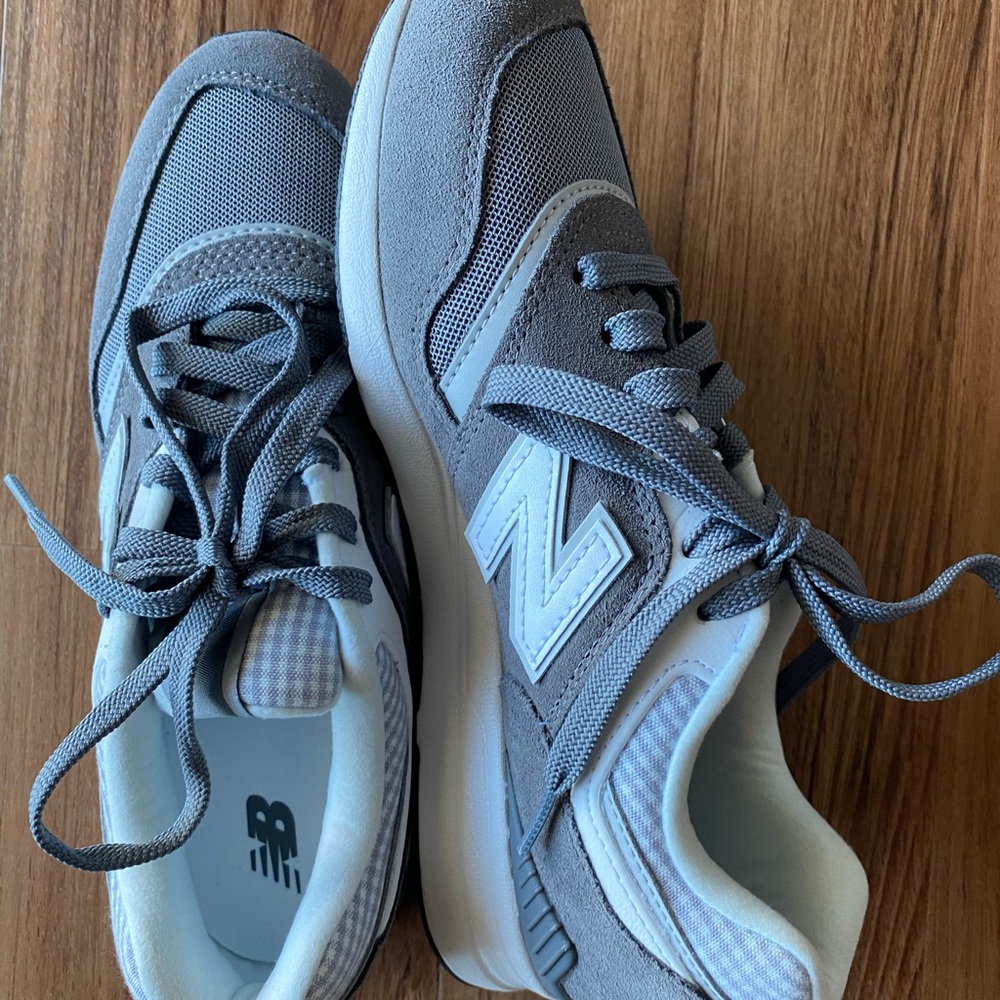 NEVER WORN NWT |SZ 7.5 New Balance Sneakers
